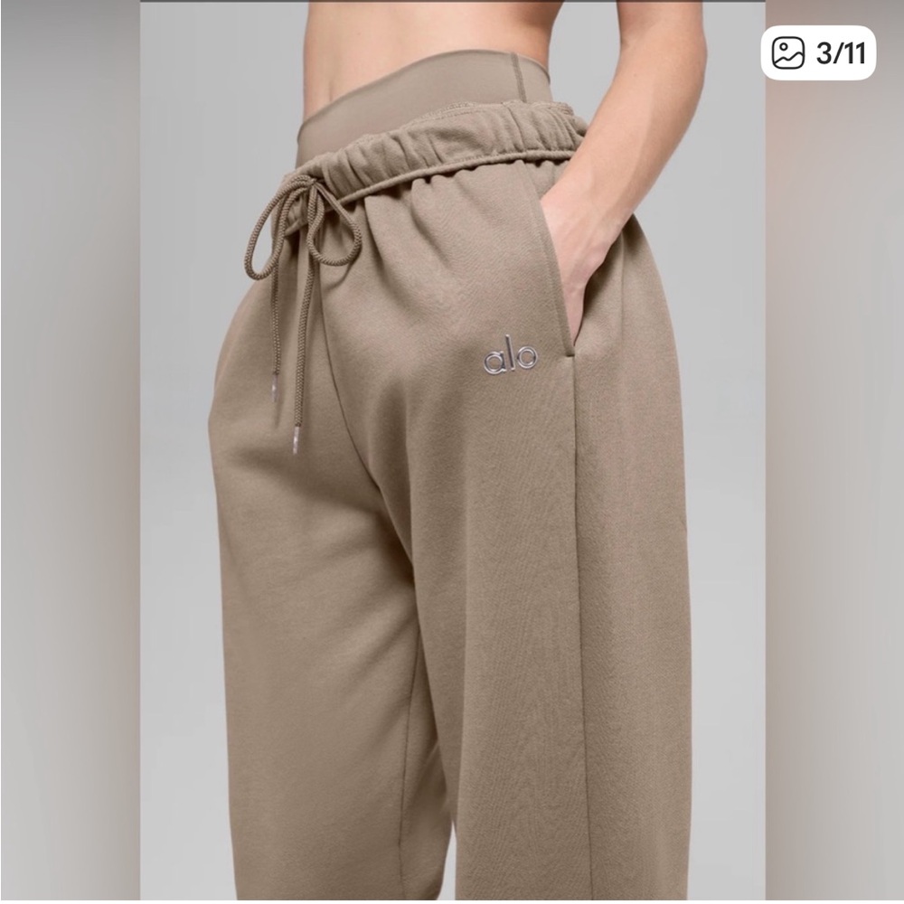 NWT ALO yoga Accolade Sweat Pant Straight Leg Size Medium Gravel Tan - Picture 3 of 3